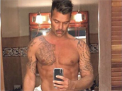 Své svalnaté tlo vystavuje Ricky Martin rád.