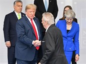 Donald Trump si potásl rukou i s eským prezidentem Miloem Zemanem.