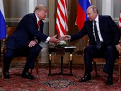 Donald Trump zasedl k prvnímu oficiálnímu jednání s Vladimirem Putinem. Nae...