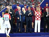 Modri pebírá stíbrnou medaili od éfa FIFA Gianniho Infantina.