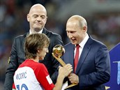 Luka Modri pebírá od Vladimira Putina ocenní pro nejlepího hráe turnaje.