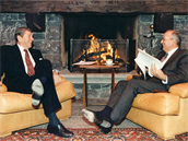 Ronald Reagan s Michailem Gorbaovem pi svém prvním summitu v enev.