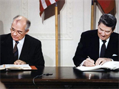 Po prvotním oukávání a neshodách doli Michail Gorbaov a Ronald Reagan ke...