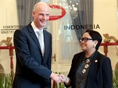 Blok se svým indonéským protjkem, ministryní zahranií Retno Marsudiovou.