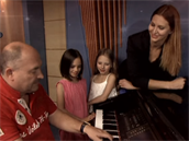 Ivana Gottová s dcerami Charlottkou a Nellinkou nahrávají píse pro Karla Gotta...