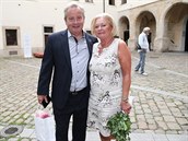 Moderátor Alexander Hemala s man�elkou Vlastou p�inesli Kristiánu Kodetovi k...