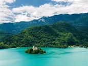 Jezero Bled překvapí nejen čistotou vody, ale i ostrůvkem, na kterém leží...