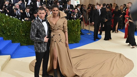 kdo joe jonas randěnídělá selena gomez stále datování Justin Bieber