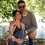 Andrea Stramaccioni se svou krsnou enou v Prhonickm parku. Oba si Prahu...