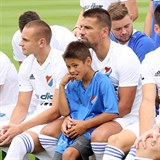 Milan Baroš při týmovém focení Baníku se synem Patrikem.