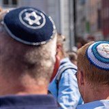 Na protesty v Bonnu dorazili stovky lidí židovského vyznání.