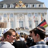 Lidé v Bonnu protestovali proti napadení židovského profesora.