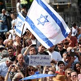 Na demonstraci vlály izraelské vlajky.