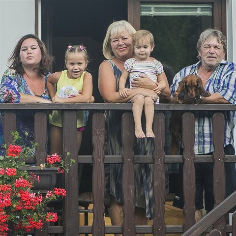 Rodinn idylka u Romana Skamene. S manelkou, dcerou a vnukami.