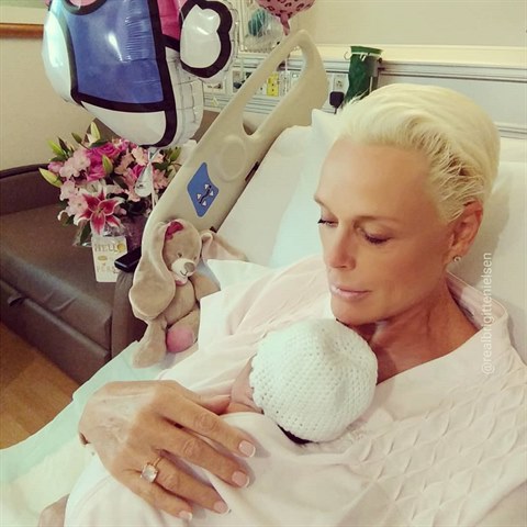 Brigitte Nielsen v 54 letech porodila dceru Fridu
