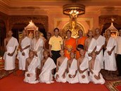 Z 11 fotbalist se stali buddhistití novicové.
