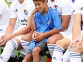 Milan Baro pi týmovém focení Baníku se synem Patrikem.