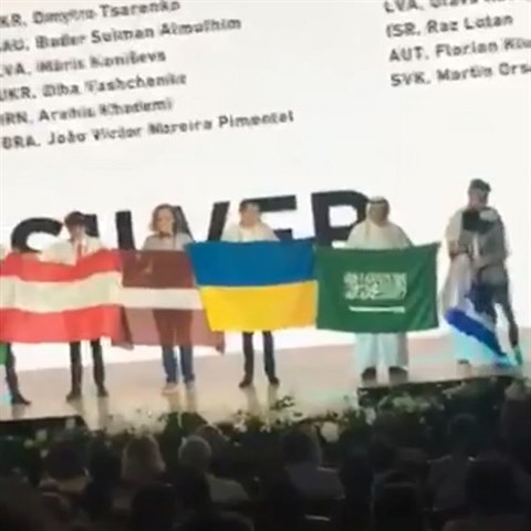 Student z Izraele vydsil svho kolegu ze Saudsk Arbie (druh zprava).