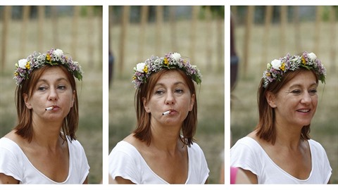 Vanda Hybnerová si na hlavu dala kvtinový vneek. O poznání mén u ji zdobila nezapálená cigareta.