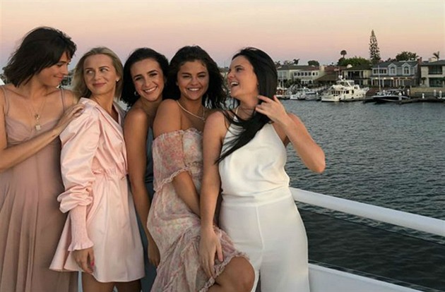 Selena Gomez vyrazila s kamarádkami