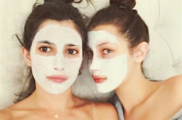 I Bella Hadid miluje domácí masky na obličej
