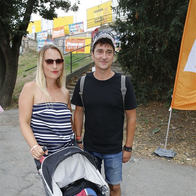 Spokojená rodinka - Saša Rašilov s partnerkou Lídou Němečkovou a dcerkou