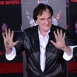 Quentin Tarantino si otiskv ruce na chodnk slvy.