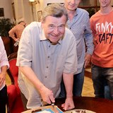 Václav Postránecký krájí dort s nápisem Krejzovi.