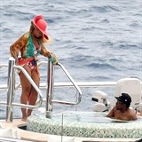 Zpěvačka Beyoncé s manželem Jay-Z si užívali luxusu na jachtě. Vířivka...