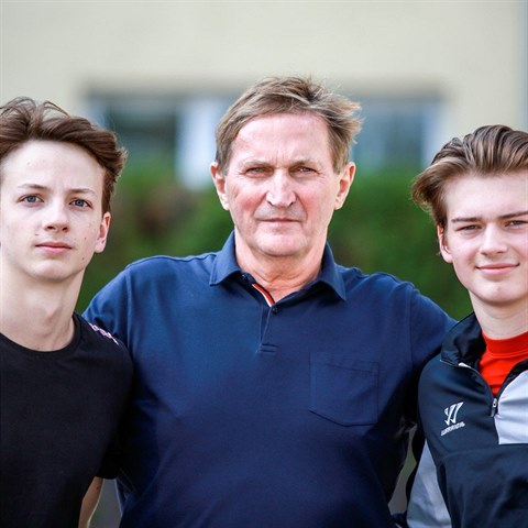 Alois Hadamczik s vnuky Marcelem Barinkou (vlevo) a Filipem Hadanczikem. Oba...