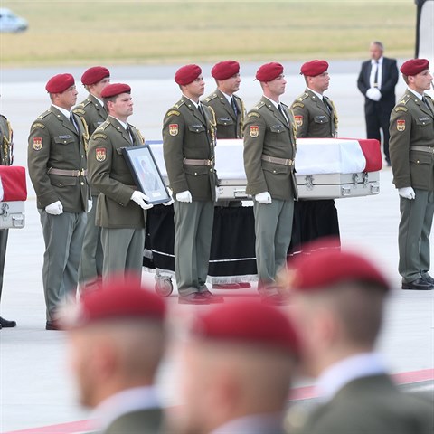 Ceremonií na pražském letišti byla uctěna památka českých vojáků.