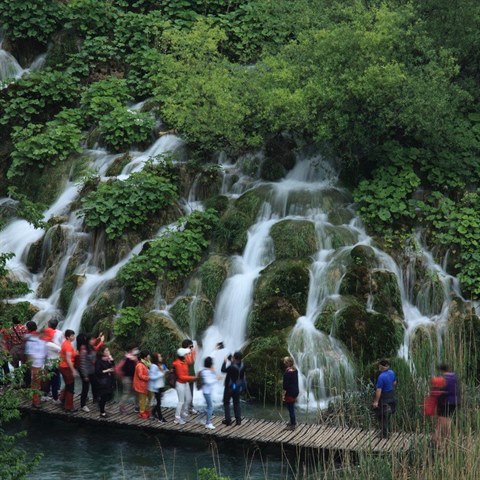 Turist jsou pro Plitvice poehnnm a zkzou zrove.