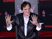 Quentin Tarantino si otiskává ruce na chodník slávy.