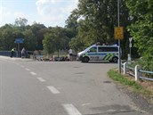 Motorká i spolujezdec skonili po nehod v Kolodjích nad Lunicí v ece.