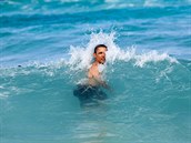 Barack Obama ádí ve vlnách do pli tla!