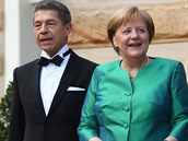 Jet v ervenci to vypadalo, e se k sob Merkelová se Sauerem mají.