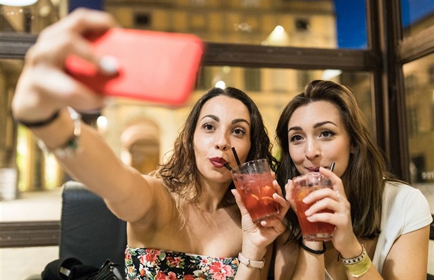 Konec hloupých selfie s brčkovými drinky!
