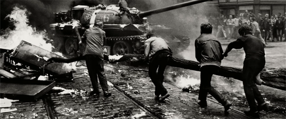 Zatímco ostatní fotografové se pi invazi v roce 1968 dreli spíe v ústraní, Josef Koudelka se vrhal pímo ped  po zuby ozbrojené  ruské vojáky.