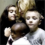 Madonna s dcerou Lourdes a synem Roccem a s adoptovanm chlapcem.