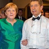Angela Merkelová s manželem Joachimem Sauerem nevypadají, že by procházeli...