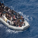 Přes moře se do Evropy dostávají desetitisíce Afričanů.