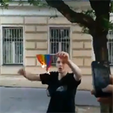Povedlo se. Po více než minutě se skupině neonacistů podařilo vlaječku zapálit....