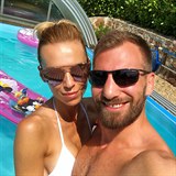 Hana Reinders testuje nový bazén, který si s manželem Andrém pořídili.