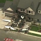 Dům srážku s letadlem ustál, což nelze říct o pilotovi, který v cessně uhořel.
