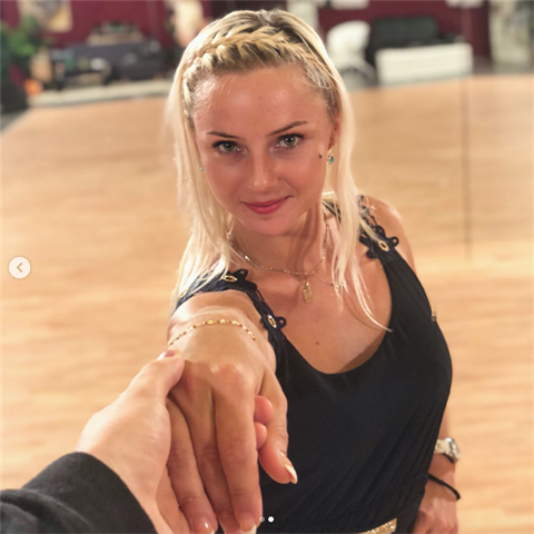 Kateina Krakowkov je velmi krsn. Tak snad Adama nau dobe tancovat.