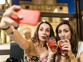 Konec hloupých selfie s brkovými drinky!