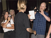 Justin Bieber ukazuje se chlubí svou kesanskou pírukou.