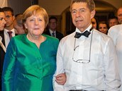 Angela Merkelová s manelem Joachimem Sauerem nevypadají, e by procházeli...