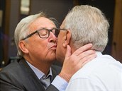 Jean-Claude Juncker se rád líbá.