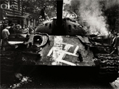 Josef Koudelka fotografováním ruských tank z tsné blízkosti hodn riskoval.